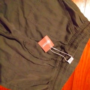 ReVamped Cargo Joggers NWT size medium.
